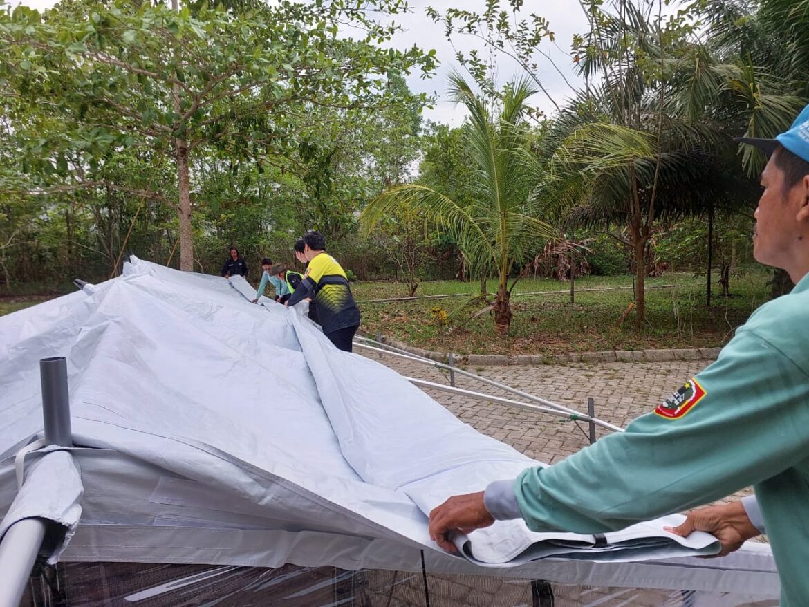 Pelatihan memasang tenda untuk RS lapangan di UPTD Pelayanan Krisis dan Epidemi Kesehatan, Dinas Kesehatan Provinsi Kalsel di Kelurahan Syamsuddin Noor, Kota Banjarbaru, Kamis (02/11/2023).(foto:tya/brt).