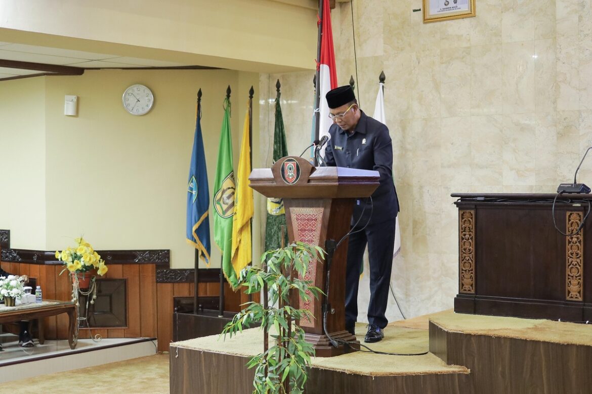 Ketua Pansus Muhammad Yani Helmi menyampaikan laporan pansus terkait Rancangan Peraturan DPRD tentang Perubahan Atas Peraturan DPRD Provinsi Kalsel Nomor 1 Tahun 2019 tentang Tata Tertib Tertib DPRD dalam rapat paripurna dewan.(foto : humasdprdkalsel)