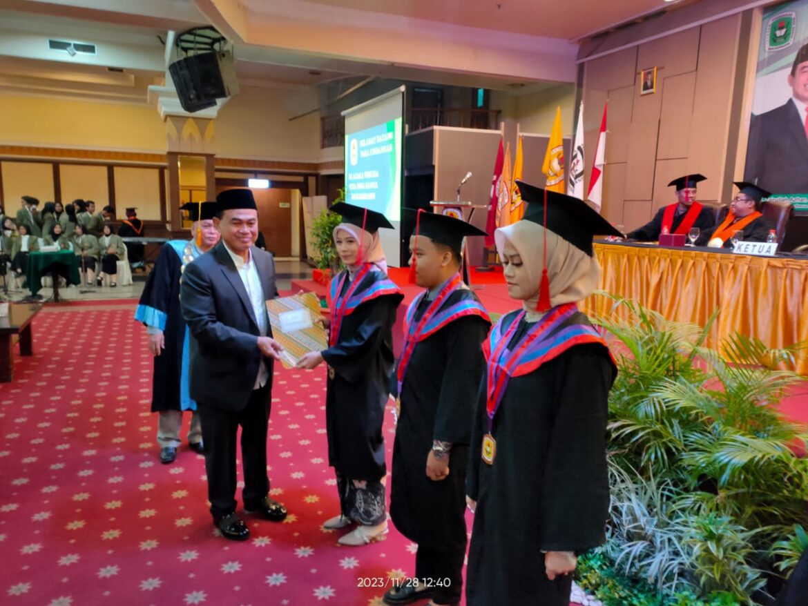 Ketua Yayasan Pendidikan Bina Banua Banjarmasin dr HM Zairullah Azhar menyerahkan piagam penghargaan kepada lulusan terbaik saat wisuda sarjana dan magister STIA Bina Banua Banjarmasin.(foto : sophan/brt)