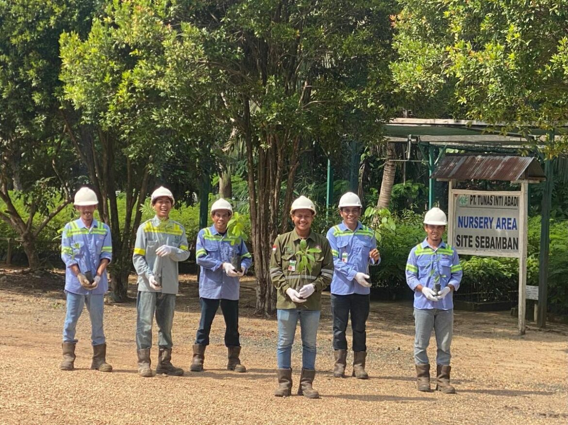 SDM ABM Investama Group saat mengimplementasikan program ESG (Foto Istimewa)