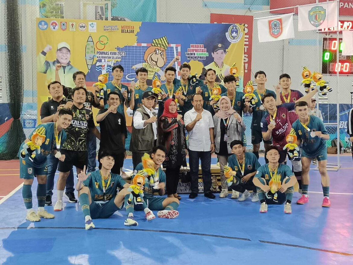 Tim futsal putra Kalsel saat pengalungan medali POMNas XVIII, Senin (20/11/2023) sore, di Borneo Indoor Futsal Banjarmasin. (foto: Tolah/brt)
