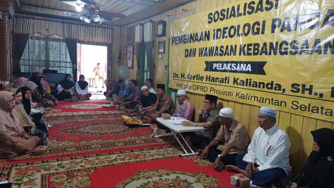 Anggota Komisi II DPRD Provinsi Kalsel Dr H Karlie Hanafi Kalianda, SH MH saat menyampaikan materi Sosialisasi Revitalisasi dan Aktulisasi Nilai-nilai Ideologi Pancasila di Marabahan, Kabupaten Batola, Senin (27/11/2023).(foto : ist)