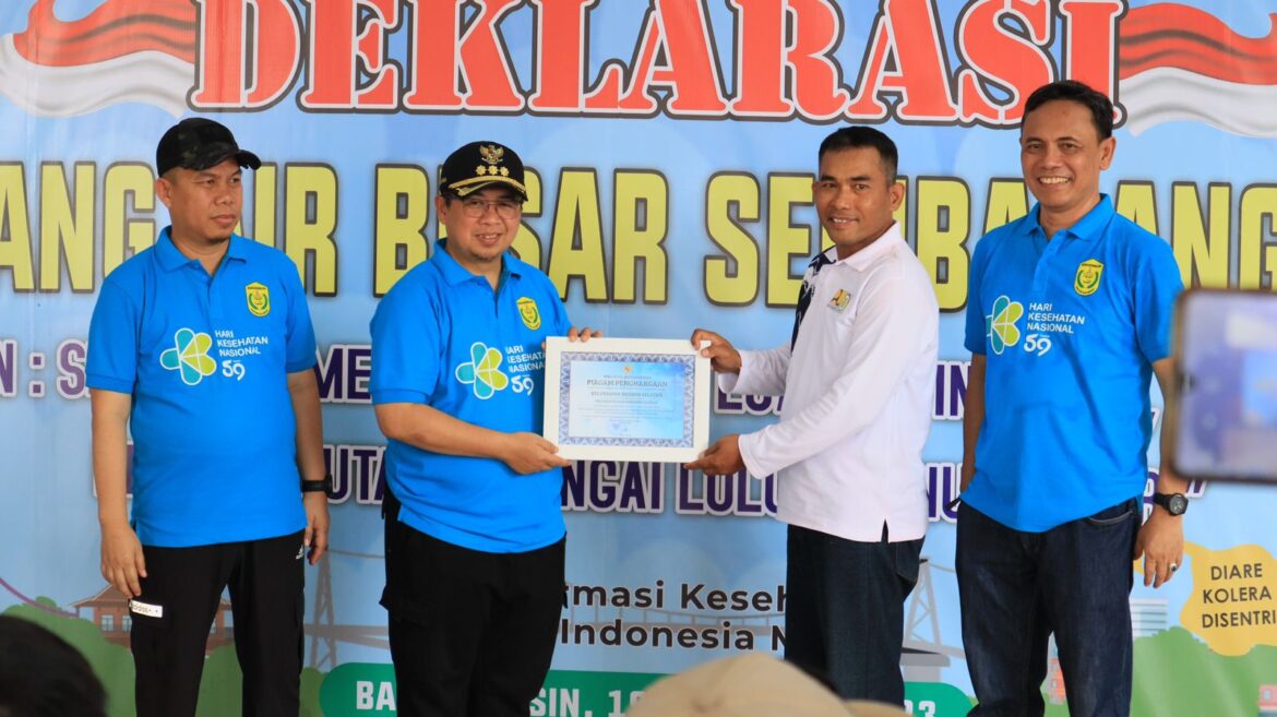 Penghargaan oleh Wali Kota Banjarmasin kepada Lurah Basirih Selatan yang mendukung ODF di Kota Banjarmasin.
