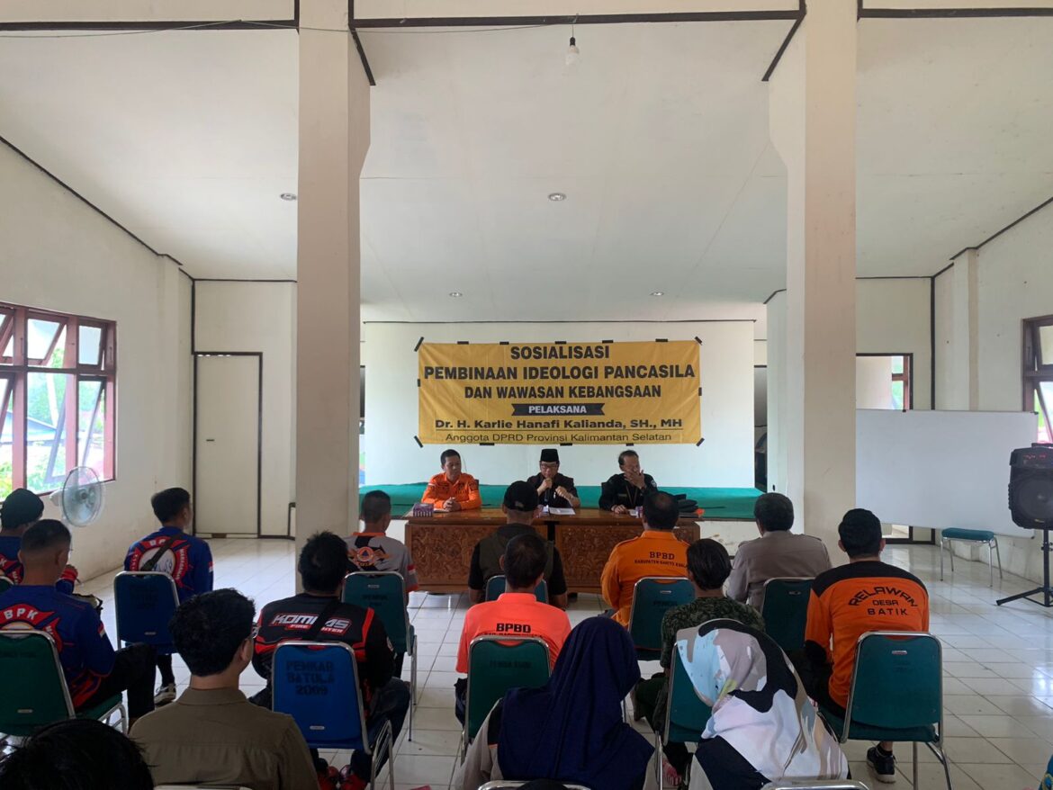 Anggota Komisi II DPRD Provinsi Kalsel Dr H Karlie Hanafi Kalianda, SH MH saat menyampaikan materi Sosialisasi Revitalisasi dan Aktualisasi Nilai-nilai Ideologi Pancasila di Kantor Badan Pengendalian dan Penanggulangan Bencana Daerah (BPBD) Kabupaten Batola di Marabahan, Selasa (14/11).(foto : ist)