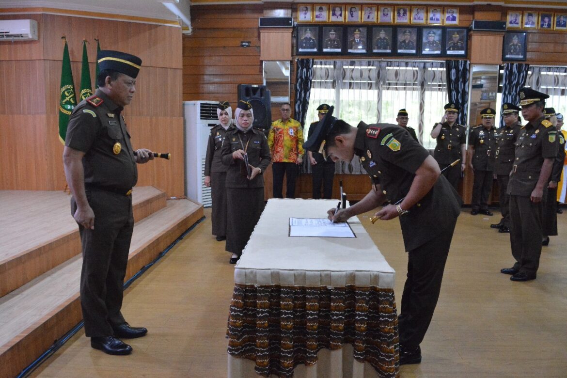 Pelantikan dan serah terima pejabat baru di lingkungan Kejati Kalsel yang dilakukan Kajati Kalsel Dr Mukri SH MH.