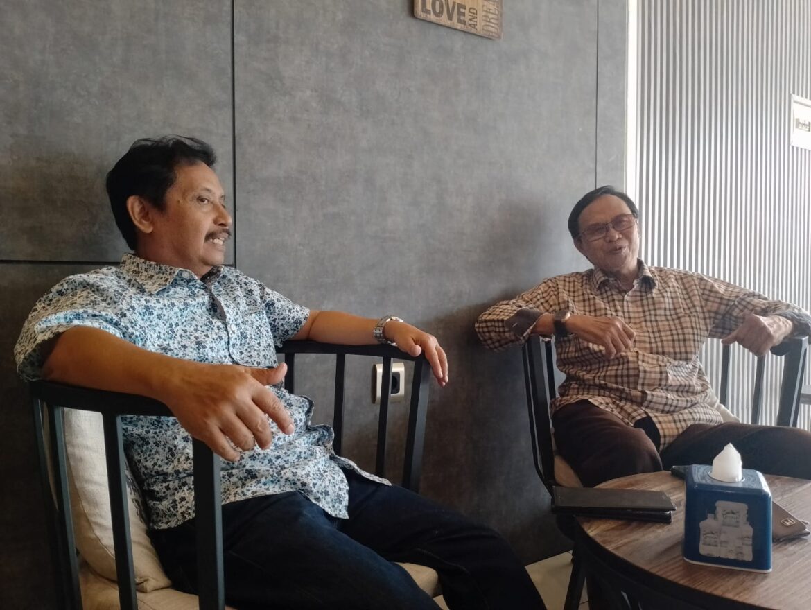 Pengacara, DR H Fauzan Ramon, SH MH saat berbincang-bincang dengan Anang Rosadi Adenansi. (foto ist)