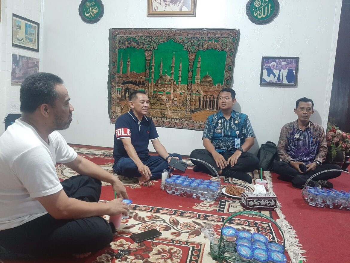 Silaturahmi Camat Banjarmasin Barat, Dr Ibnu Sabil di kediaman panlak Haulan ke 77 Habib Basirih Banjarmasin.