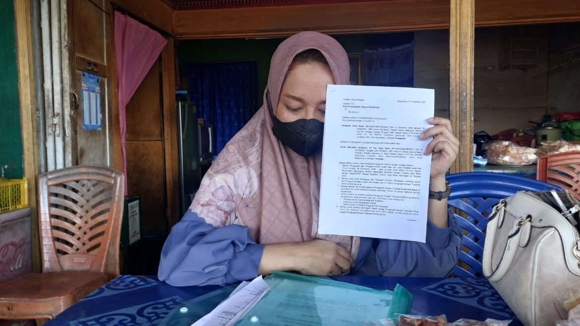 Hl menunjuk kan surat cerai yang baru saja dilayangkannya (foto Istimewa)