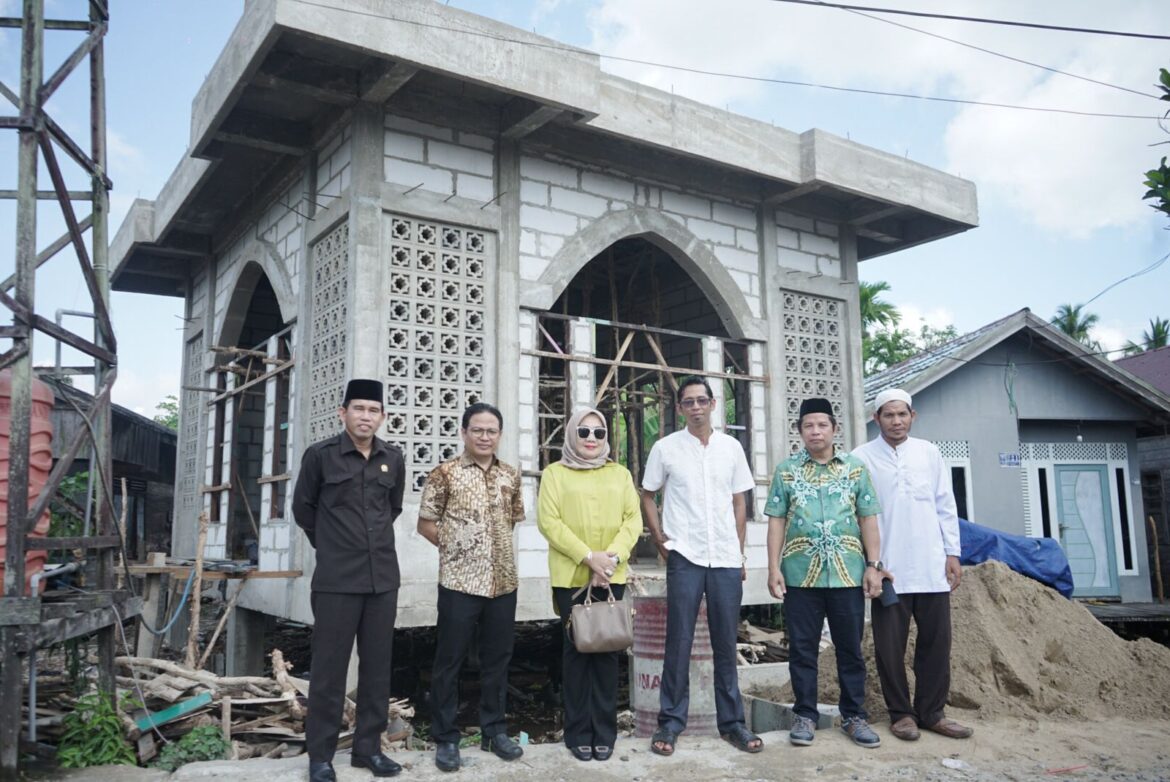 Rombongan Komisi IV DPRD Provinsi Kalsel melaksanakan kegiatan monitoring penerima dana hibah ABPD 2023 di Desa Tatah Mesjid Kecamatan Alalak Kabupaten Batola.(foto : humasdprdkalsel)