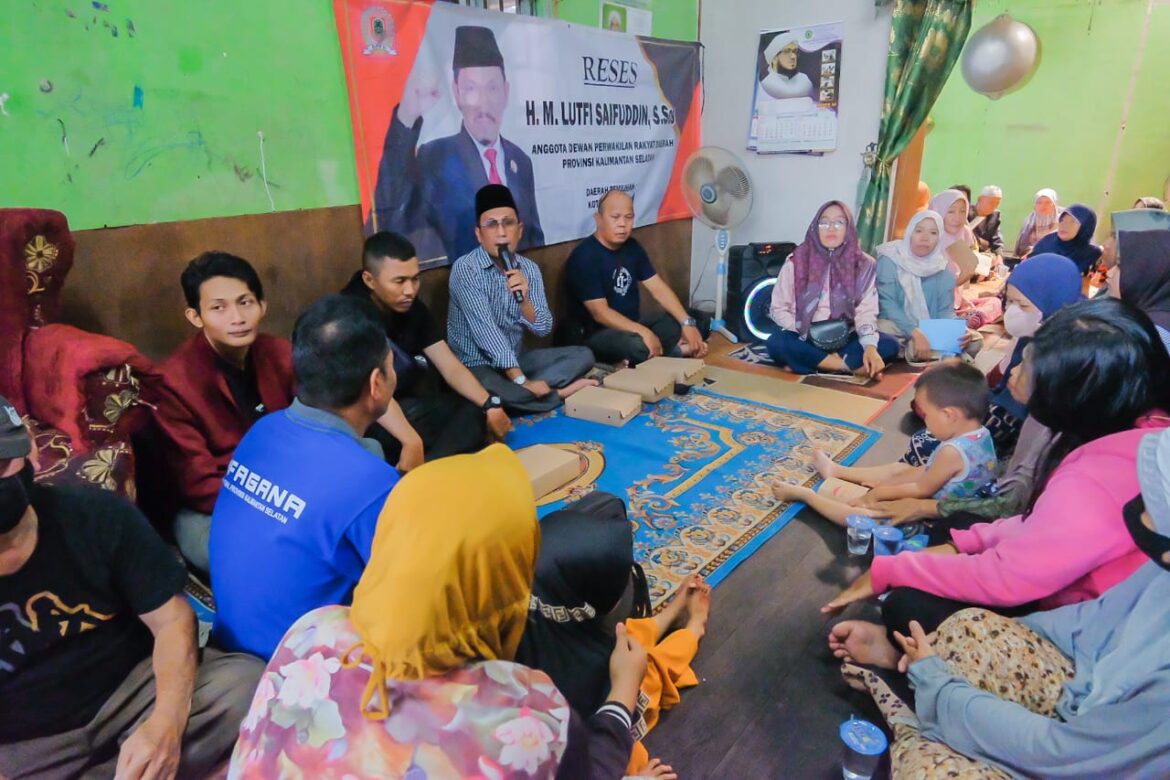 Ketua Komisi IV DPRD Provinsi Kalsel HM Lutfi Saifuddin, S.Sos saat melaksanakan kegiatan reses di Gang Amal Utama Kecamatan Banjarmasin Barat Kota Banjarmasin.(foto : humasdprdkalsel)