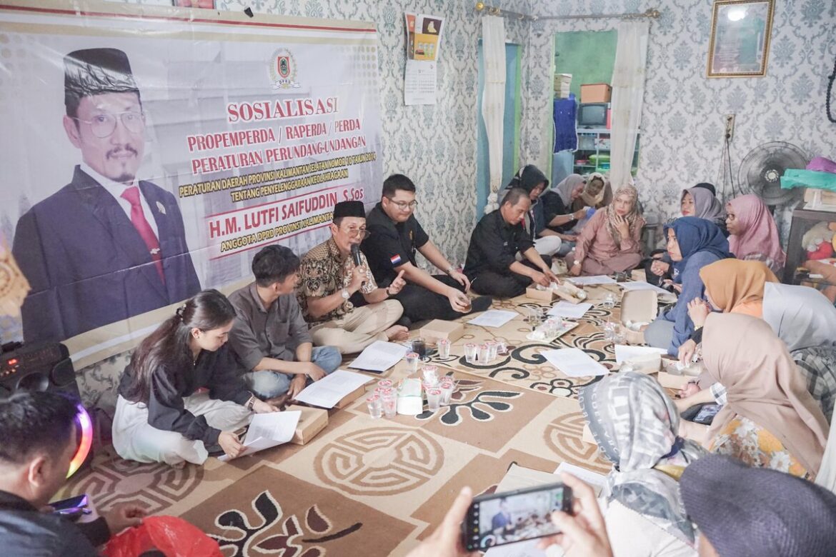 Ketua Komisi IV DPRD Provinsi Kalsel HM Lutfi Syaifuddin, S.Sos melaksanakan kegiatan Sosialisasi Perda Provinsi Kalsel Nomor 10 Tahun 2014 tentang Penyelenggaraan Keolahragaan bertempat di Desa Semangat Dalam Kecamatan Alalak Kabupaten Batola.(foto : humasdprdkalsel)