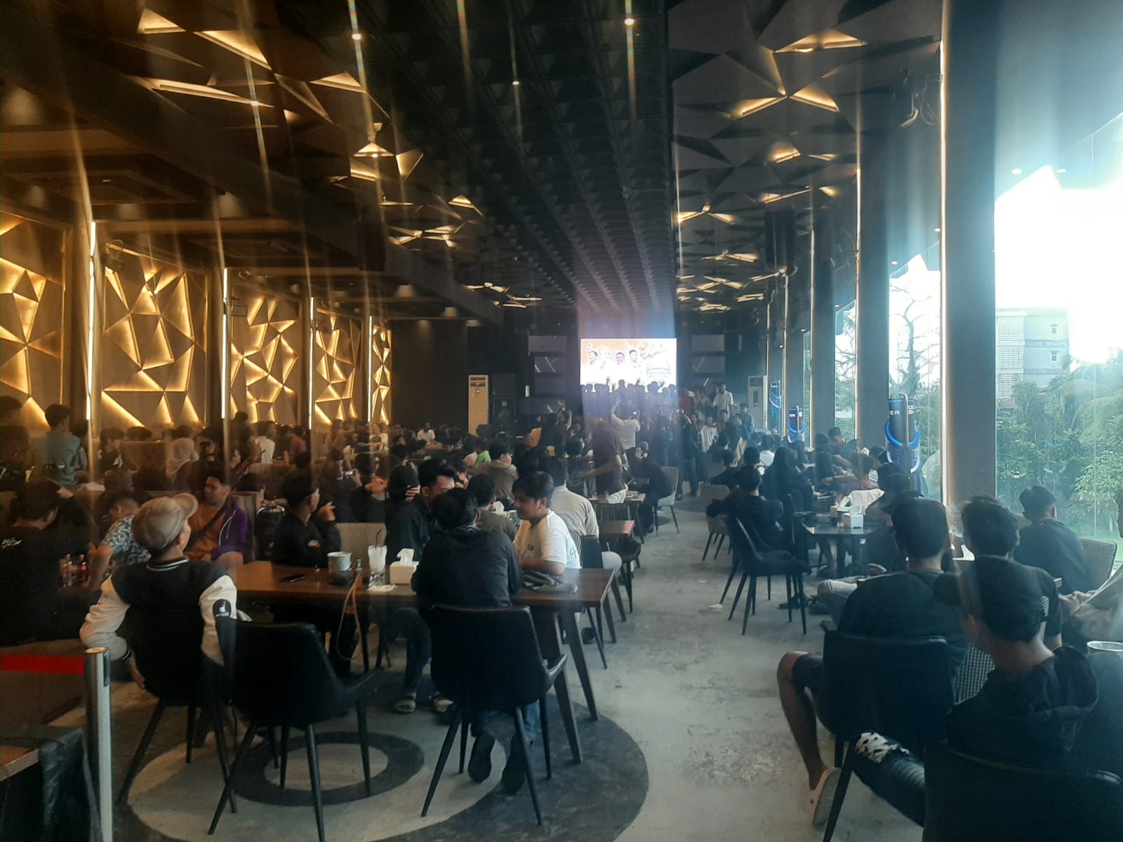 Suasana turnamen Mobile Legend di Caviar Longue Banjarmasin.