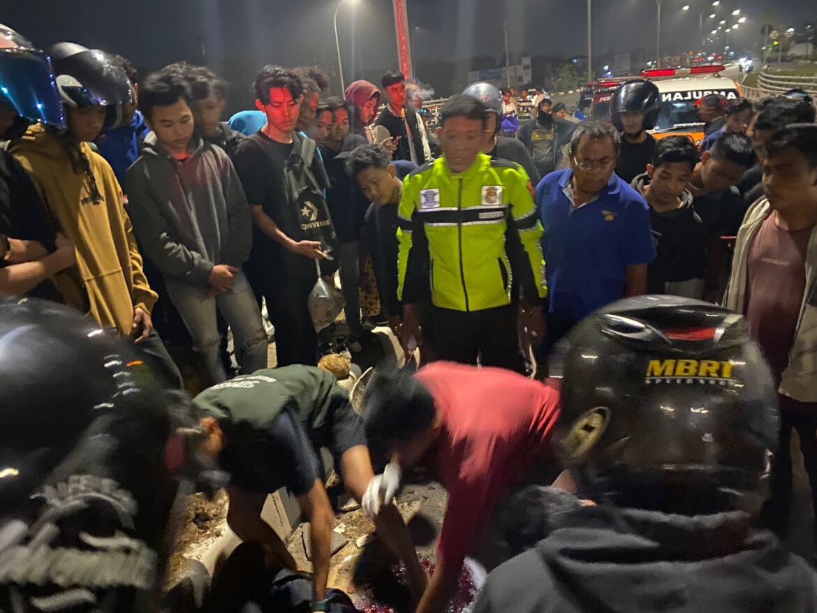 EVAKUASI KORBAN - Laka tunggal dialami pengendara Yamaha Motor Sport dipacu Rahmatullah dan penumpangnya Eka di Jembatan Alalal akibat oleng hingga mereka tewas dilakukan olah TKP pihal Satlantas Polres Batola, Sabtu (4/11/2023). (foto:ist)