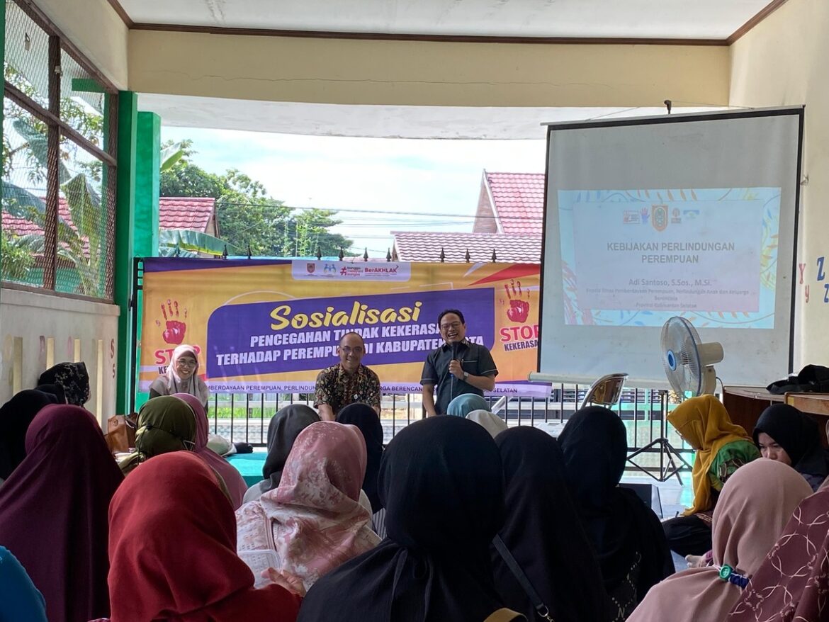 Sekretaris Komisi IV DPRD Provinsi Kalsel Firman Yusi, SP bersama DP3AKB Provinsi Kalsel melaksanakan kegiatan Sosialisasi Pencegahan Tindak Kekerasan Terhadap Perempuan Di Kabupaten dan Kota di Kelurahan Pembataan Kecamatan Murung Pudak Kabupaten Tabalong.(foto : humasdprdkalsel)