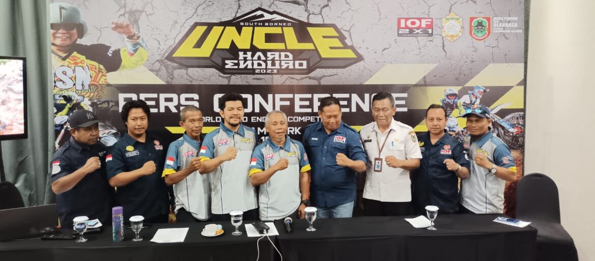 Panitia penyelenggara Uncle Hard Enduro Kalsel usai memberikan keterangan pers, Rabu (8/11/2023) di Hotel Novotel Banjarbaru. (foto: Tolah/brt)