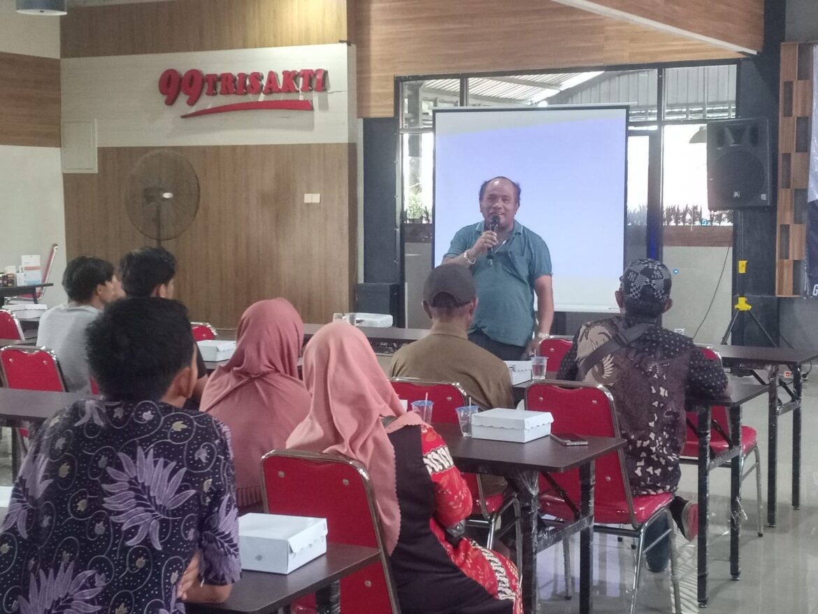 Pengusaha Saut Nathan Samosir sedang memotivasi peserta agar memanfaatkan produk PT Best Corporation (foto:istimewa)