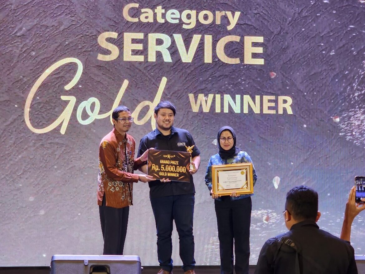 PERWAKILAN Cipta Krida Bahari (CKB Logistics) dan Sanggar Sarana Baja (SSB) saat menerima penghargaan di ajang Operational Excellence Conference and Award (OPEXCON) 2023 (foto Istimewa)