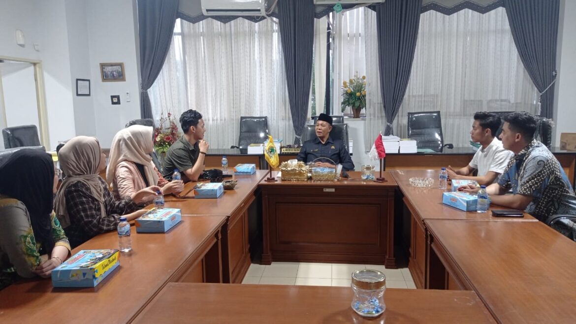 Wakil Ketua Komisi II DPRD Provinsi Kalsel Muhammad Yani Helmi menerima kunjungan rombongan Ikatan Nanang Galuh Kalsel.(foto : ist)