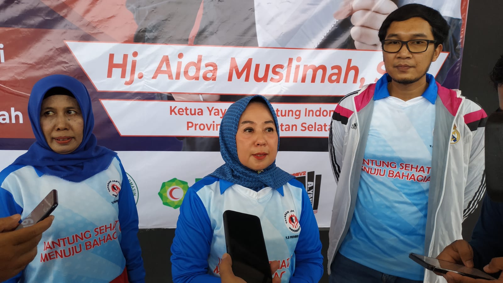 Ketua Yayasan Jantung Indonesia  Kalsel Hj Aida Muslimah (tengah)