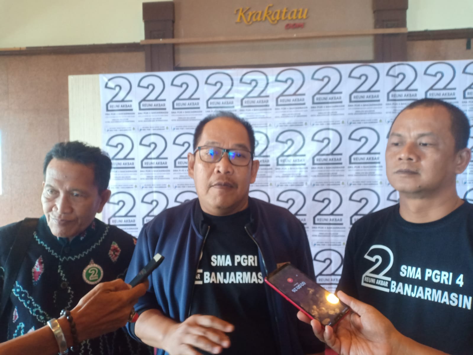 Kabid Pembinaan SMA Dinas Pendidikan Kalsel Daryanto didampingi Ketua Panitia Budiyanto dan Sekretaris Panitia Fauzi Al Banjari (foto:barito post)