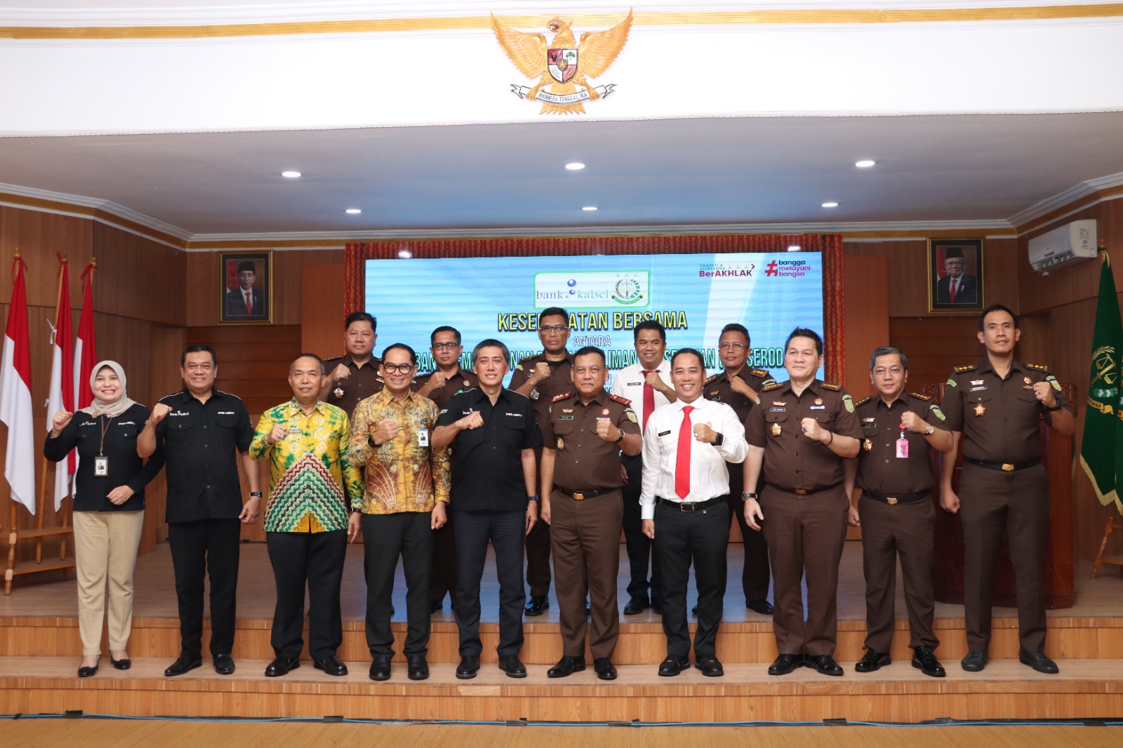 Penandatanganan kesepakatan bersama Bank Kalsel dan Kejati Kalsel tentang penanganan masalah hukum bidang perdata dan tata usaha negara (foto:humas bank kalsel)