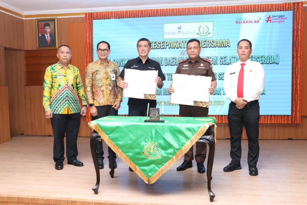 Bank Kalsel melakukan penandatanganan kesepakatan bersama dengan Kejaksaan Tinggi (Kejati) Kalsel tentang penanganan masalah hukum bidang perdata dan tata usaha negara (foto:humas bank kalsel)