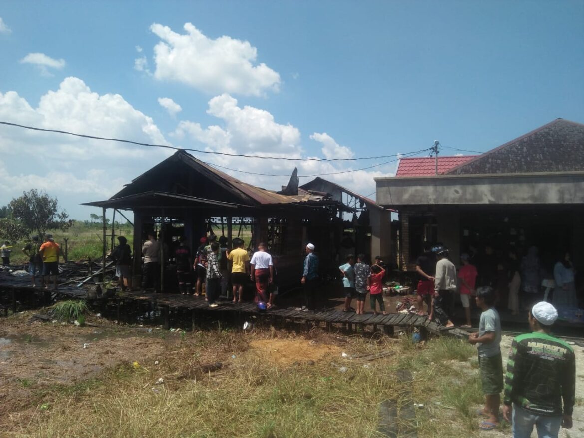 RUMAH TERBAKAR – Kebakaran menghanguskan dua rumah di Jalan Martapura Lama  Km 11,200 atau Desa Gudang Hirang Kecamatan Sungai Tabuk Kabupaten Banjar, Minggu (5/11/2023) siang sekitar pukul 12.40 Wita
