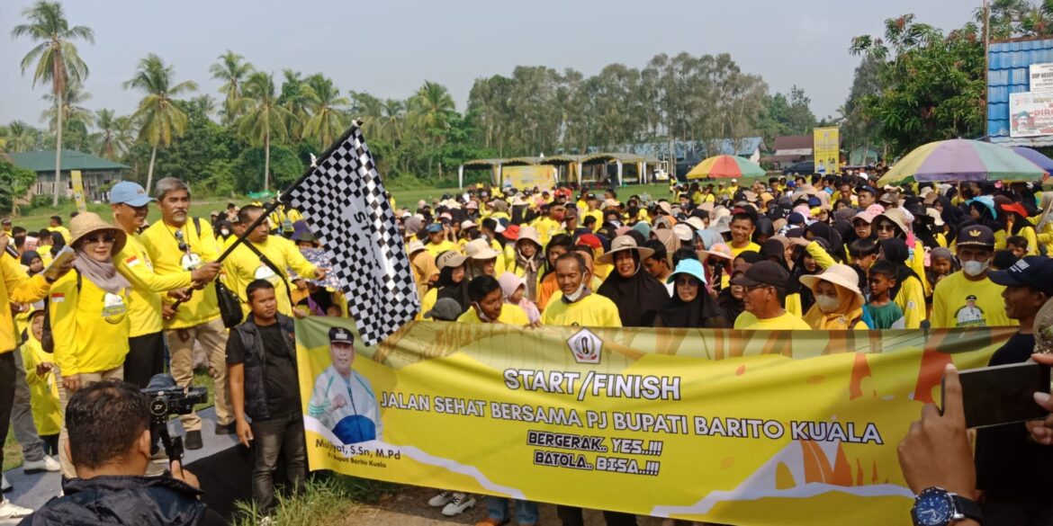 Kepala Dinas Pemberdayaan Masyarakat dan Desa (DPMD) Batola Muhammad Agus mewakili Pj Bupati Mujiyat sekaligus mengawali pengibaran start jalan sehat didampingi Camat Belawang Hamdi (foto:baritopost)