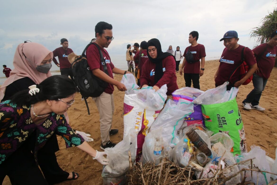 FWE Kalsel bersama Komunitas Melakukan Bersih-bersih Sampah di Pantai Turki (foto:istimewa)