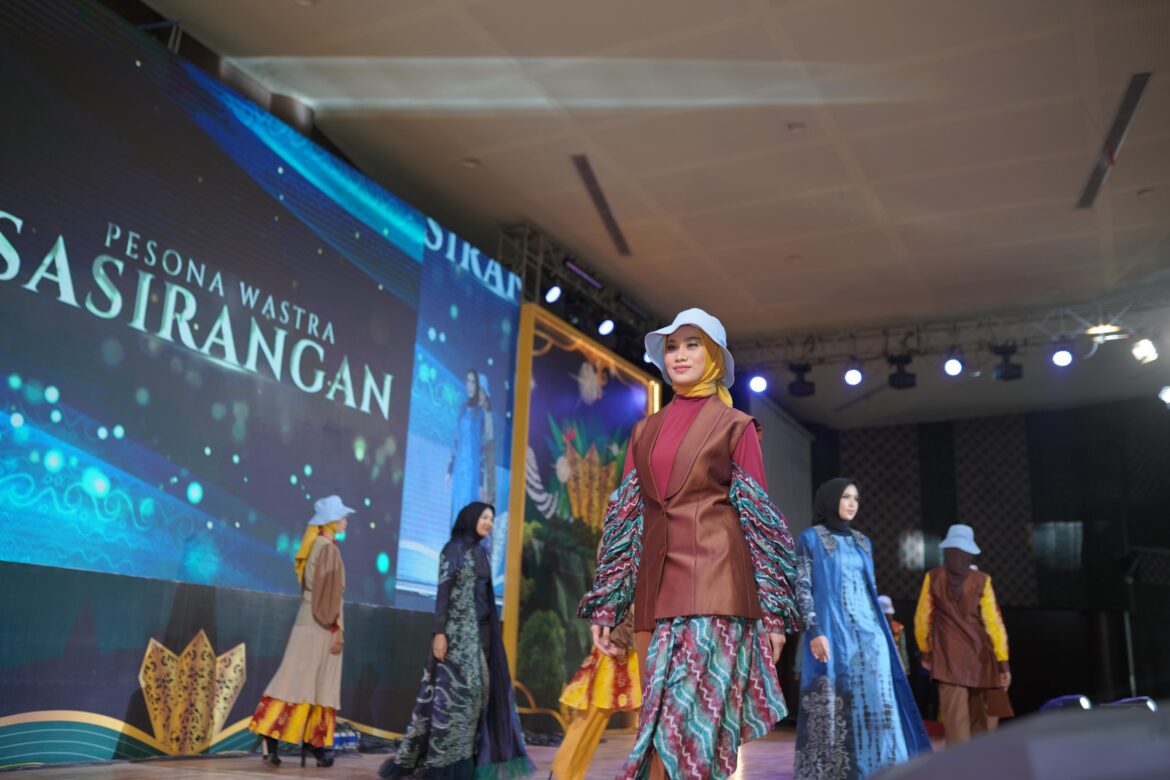 Fashion Sasirangan Menjadi Investasi daerah untuk menarik wisatawan ke Kalsel (foto:istimewa)