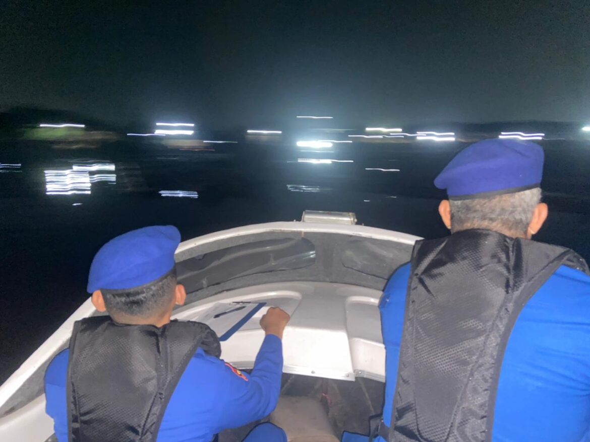 PENCARIAN KORBAN -Setelah satu jam setengah pencarian korban tenggelam seorang pemancing warga Alalal Selatan RT 05 Banjarmasin Utara akhir berhasil ditemukan pihak Satpolair Polresta setempat bersama pihal relawan dan Rescue, Jumat (3/11/2023) dinihari (foto:ist)