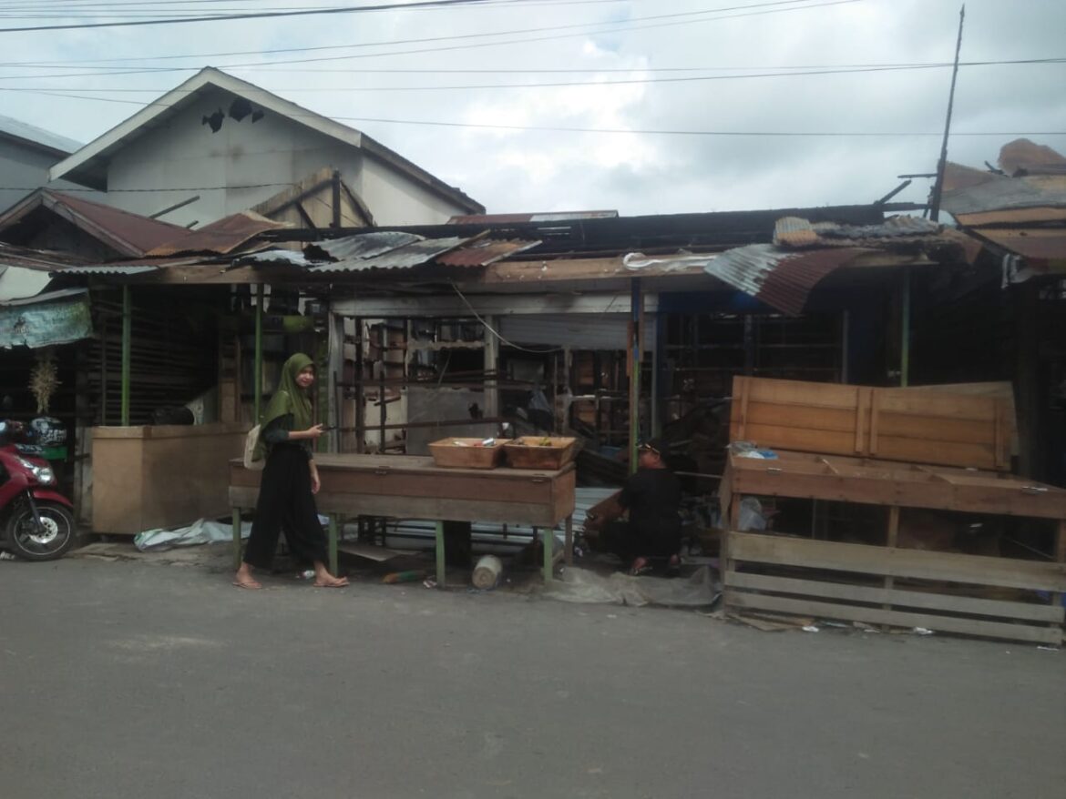 RUMAH TERBAKAR - Lia, Pedagang beras saat melihat kondisi rumah yang disewanya ludes diamuk api, Minggu (26/11/2023) dinihari. (foto:sum/brt)