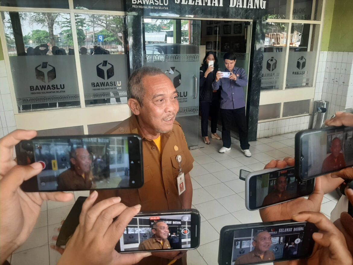 Kadisdikbud Provinsi Kalsel, Muhammadun, setelah memenuhi panggilan Bawaslu Kalsel.