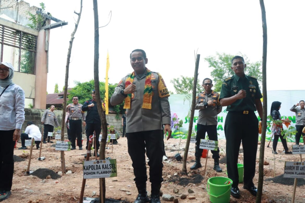 TANAM POHON - Kapolda Kalsel Irjen Pol Andi Rian usai menanam pohon Flamboyan di Kampus UIN Banjarmasin, program penanaman 10 juta pohon itu dilakukan serentak se Indonesia di tiap polres/polresta. Karena didukung bekerjasama dengan Kemenko PMK, Rabu (15/11/2023). (foto:ist)