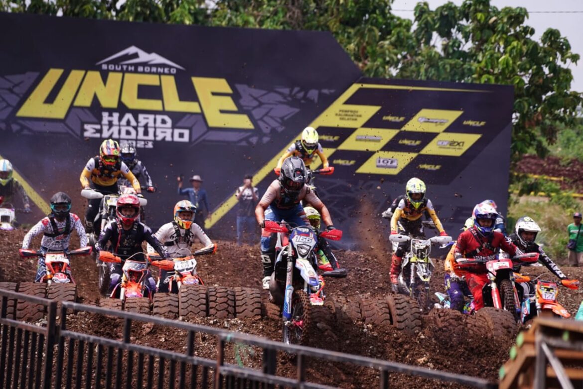 Hari pertama Uncle Hard Enduro 2023, Sabtu (18/11/2023) di lintasan trek Kiram Park, Kabupaten Banjar, Provinsi Kalsel. (foto: ist/brt)
