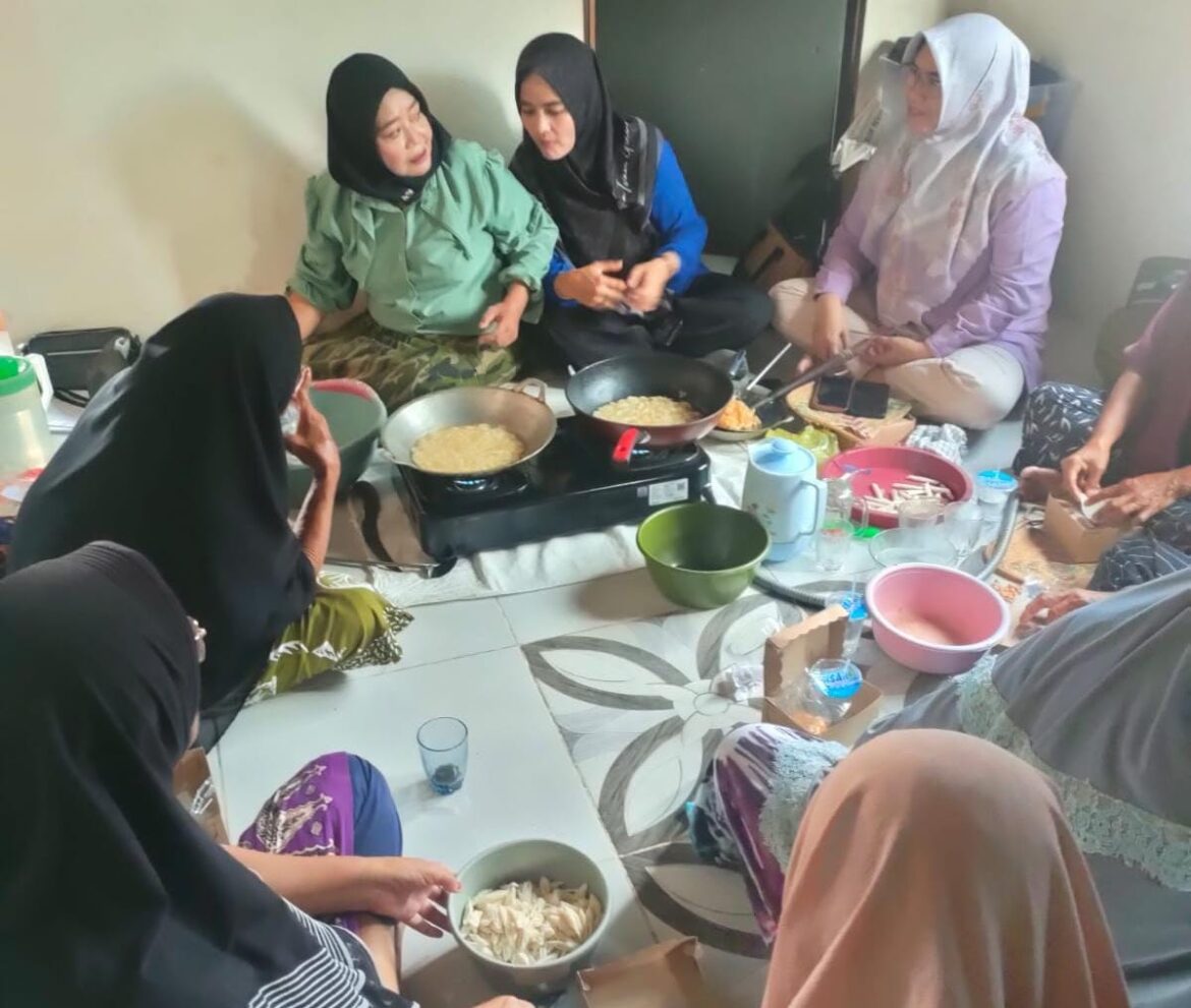 Pelatihan membuat kue oleh Irma Siti Humairoh di Sungai Lulut RT 8.