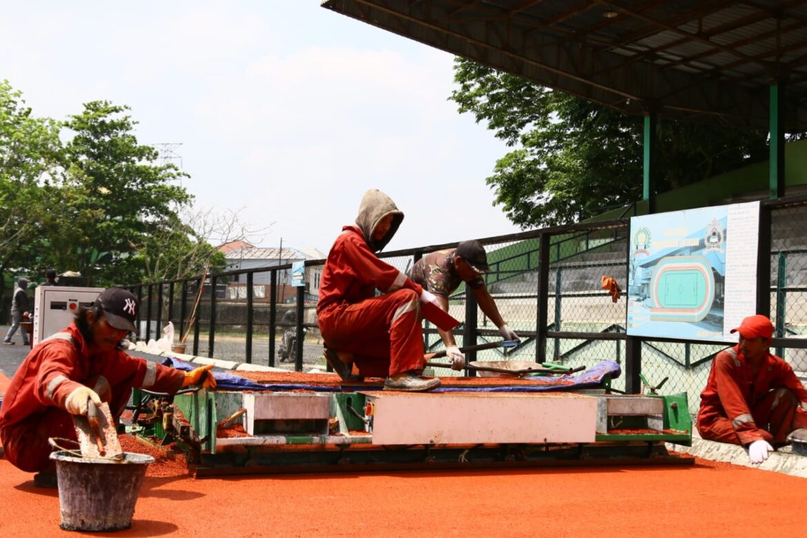 Pengerjaan lintasan atletik yang akan digunakan perhelatan POMNas dalam proses pengerjaan, Jum’at (10/11/2023) di Stadion Lambung Mangkurat Banjarmasin. (foto: Tolah/brt)