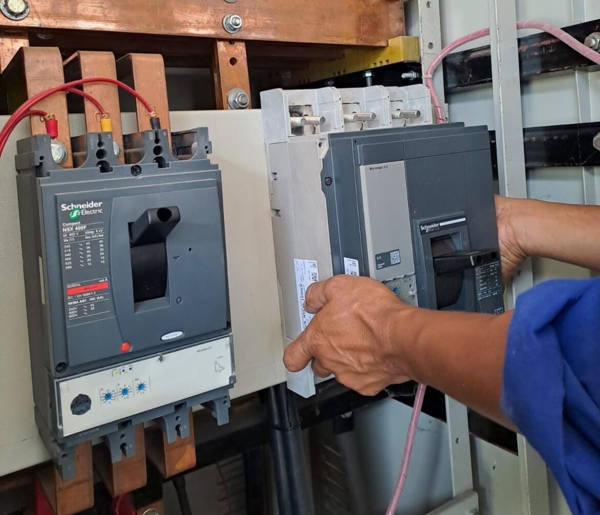 Pergantian MCCB 1000A oleh PAM Bandarmasih.