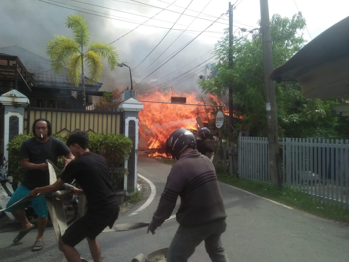 API BERKOBAR – Si Jago merah saat mengamuk di Melati III Jalan Dahlia -Kebun Sayur Kelurahan Mawar Banjarmasin Tengah, Senin (13/11/2023) siang. (foto:sum/brt)