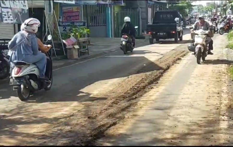 Bekas Galian pipa milik PAM Bandarmasih yang belum kembali sempurna.