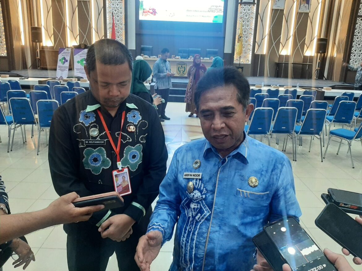 Wakil Wali Kota Banjarmasin, Arifin Noor didampingi Kepala Dinas DPPKBPM Kota Banjarmasin, Helfian Noor.