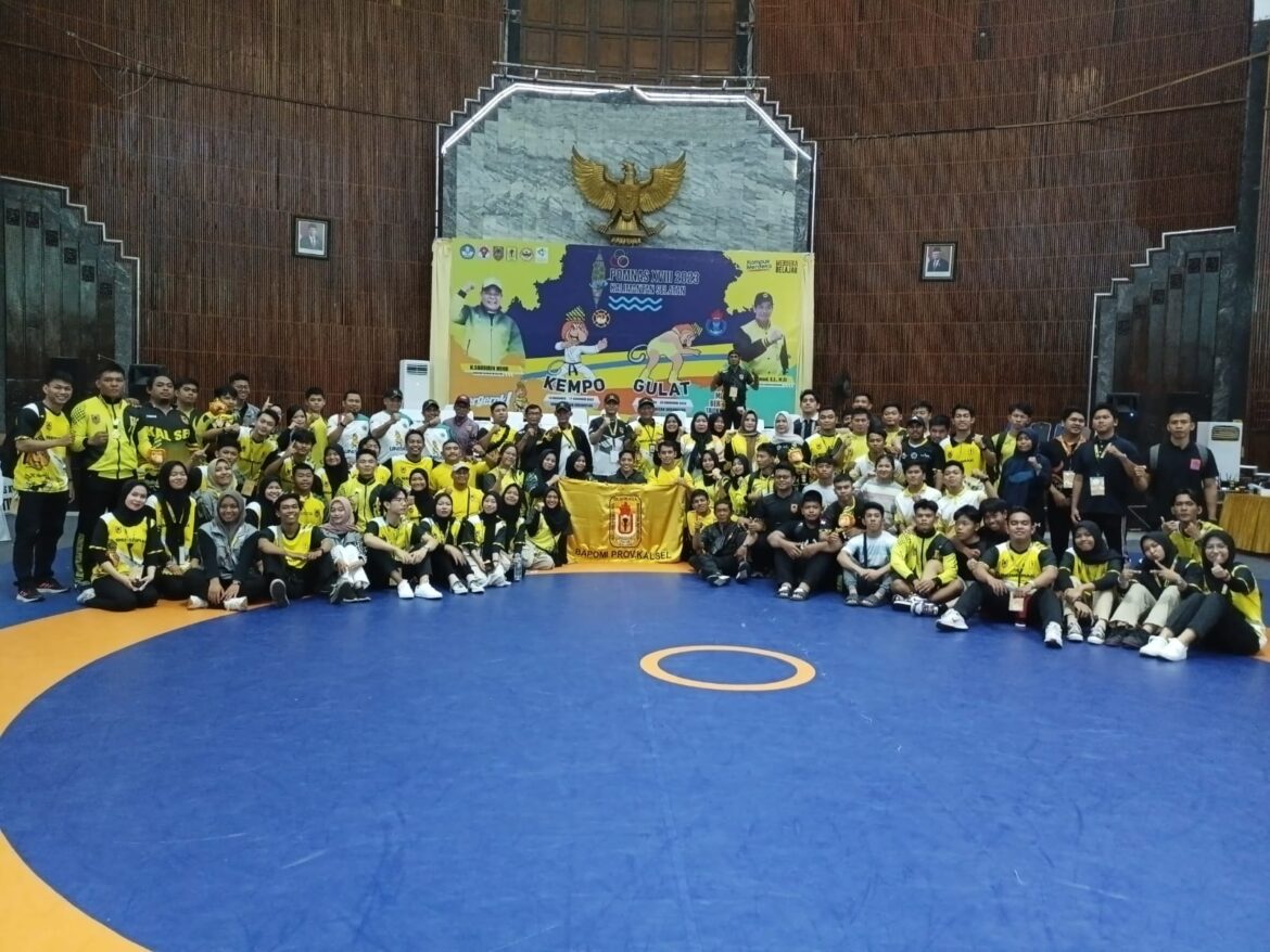 Kontingen gulat Bapomi Kalsel usai pengalungan medali pada POMNas XVIII, Selasa (21/11/2023) di Gedung Serbaguna Sultan Suriansyah, Banjarmasin, Kalimantan Selatan (Kalsel). (foto: Tolah/brt)