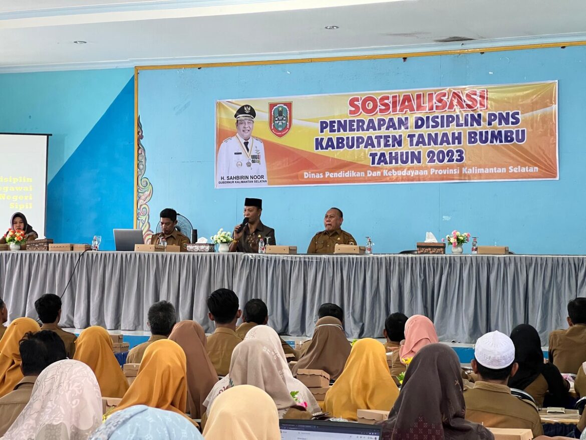 Wakil Ketua Komisi II DPRD Provinsi Kalsel Muhammad Yani Helmi saat menghadiri Sosialisasi Penerapan Disiplin Pegawai Negeri Sipil (PNS) Kabupaten Tanbu Tahun 2023.(foto : ist)