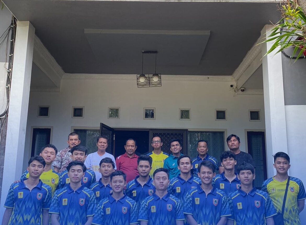 Tim futsal putra POMNas Kalsel bersama Ketua AFP Kalsel H Anwar Hadimi. (foto: ist/brt)