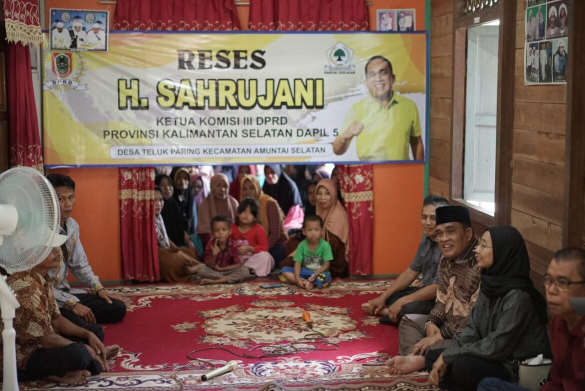 Ketua Komisi III DPRD Provinsi Kalsel H Sahrujani saat melaksanakan kegiatan reses menyerap aspirasi masyarakat di dapilnya.(foto : humasdprdkalsel)