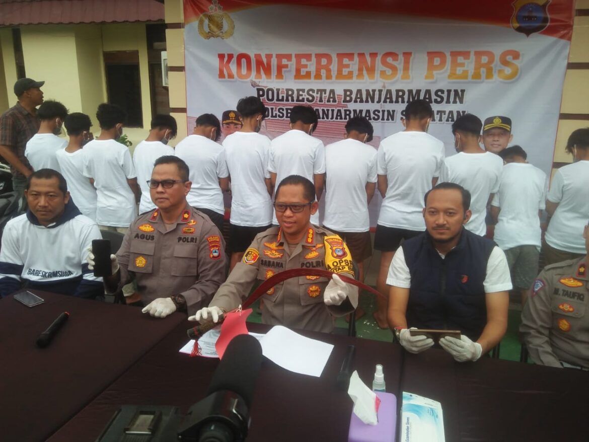 GELAR GANGSTER - Kapolresta Banjarmasin Kombes Pol Sabana Armojo Martosumito saat menggelar pelaku penangkapan belasan anggota Gangster Kampoeng SKN dan Kampung Bahari Banjarmasin yang semuanya masih anak dibawah umur, Sabtu (11/11/2023) sore. (foto:sum/brt)