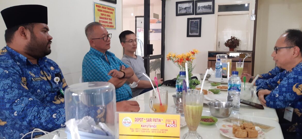 SAMPAIKAN MAAF- M Syahid selaku Kabid Pendataan dan Penetapan Pajak Daerah dan rekan-rekannya bertatap muka langsung dengan Geman Yusuf di RM Sari Patin, guna menyampaikan permintaan maaf pihakBPKPAD atas kesalahan system WP. (gif/brt)