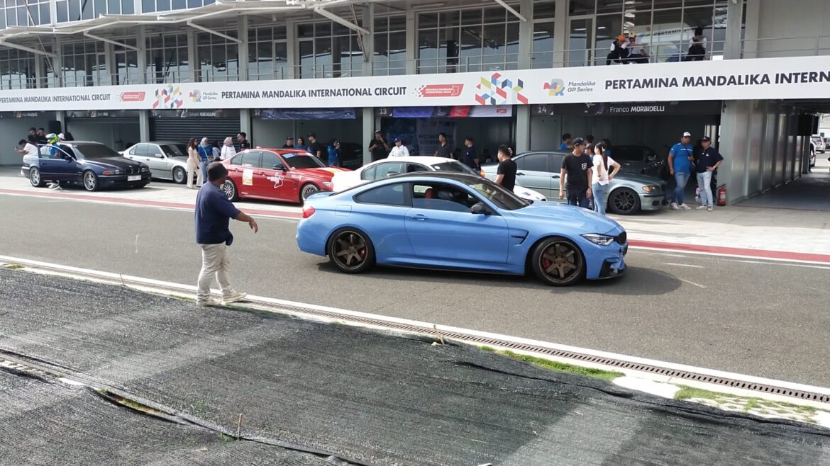PADDOCK-Secara khusus peserta IBF 2023 di Mandalika International Circuit bisa menggunakan paddock yang biasa diisi tim-tim MotoGP dan WSBK. Nampak peserta di kelas Speed Hunter tengah bersiap memasuki lintasan.(gif/brt)