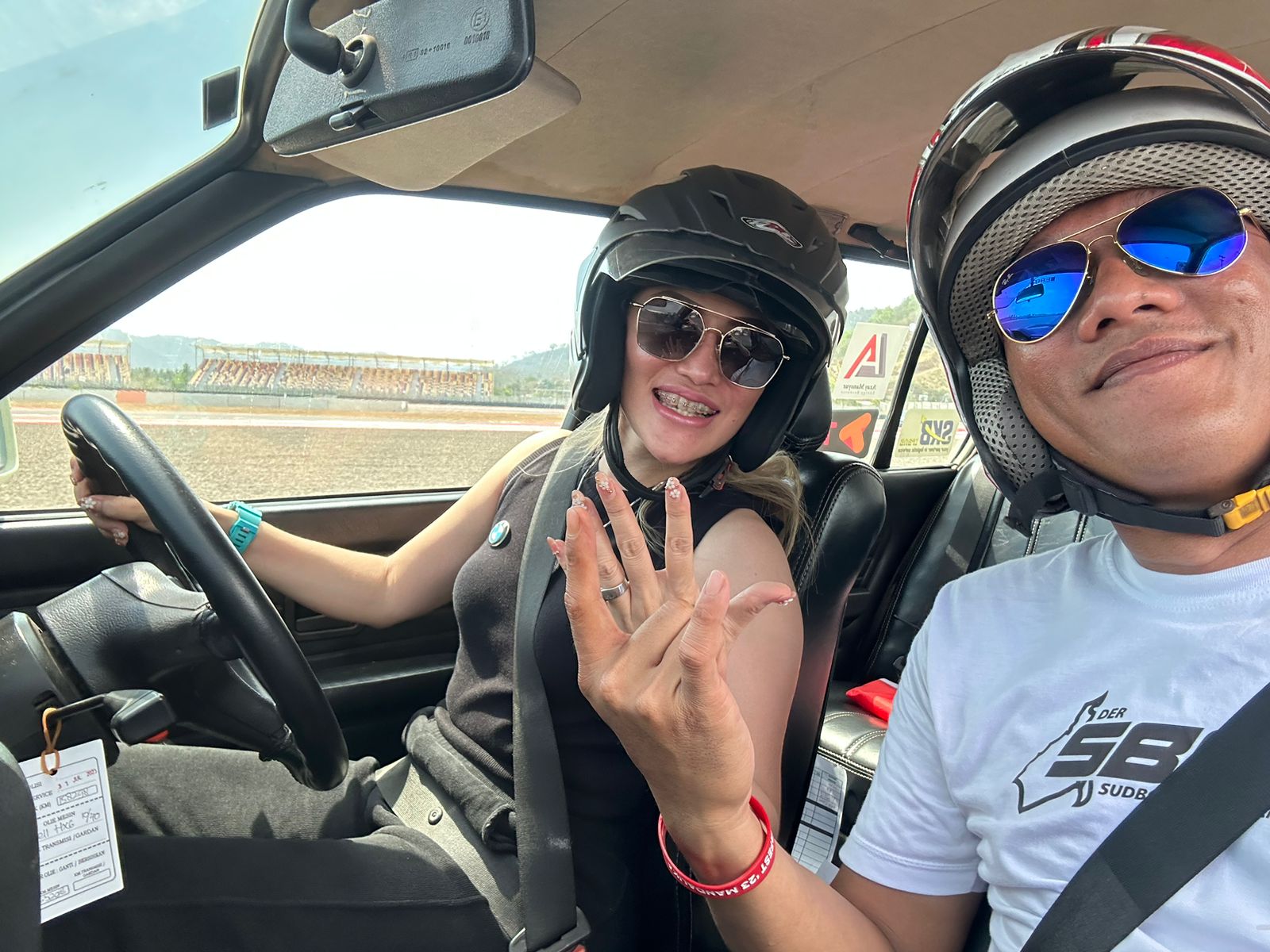 LADY BIMMERS-Bernama Veibe Rantung asal SBBE saat berkesempatan turut memacu adrenalin di atas aspal Sirkuit Mandalika dalam sesi Fun Track Day. (gif/brt)