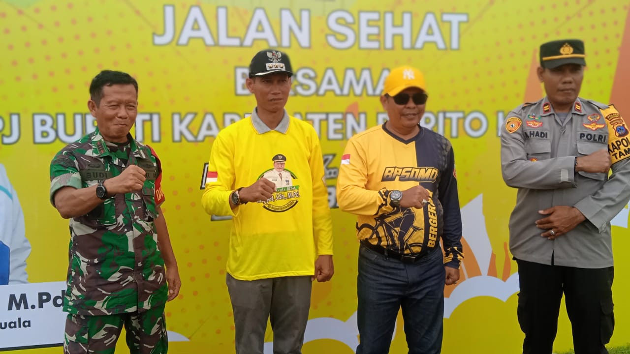 Pj Bupati Mujiyat didampingi Camat Tamban Agus Supriadi dalam Jalan Sehat untuk Warga Tamban (foto:istimewa)